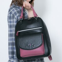 九条天モデルのリュックの着用イメージ。