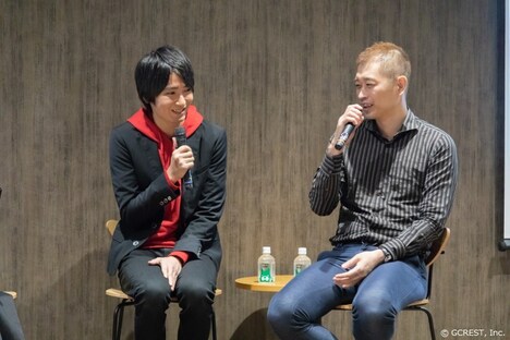 左から遠野涼太役の坂泰斗、サウザンドスクリプトの宮沢龍生。