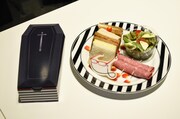 左から「葬儀屋の棺桶ランチボックス」、「グレル＆マダム・レッドの切り裂きプレート」。