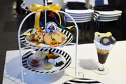 左から「ノアの方舟サーカス団ハロウィンスタンド」、「葬儀屋とセバスチャンのブラックパフェ」。