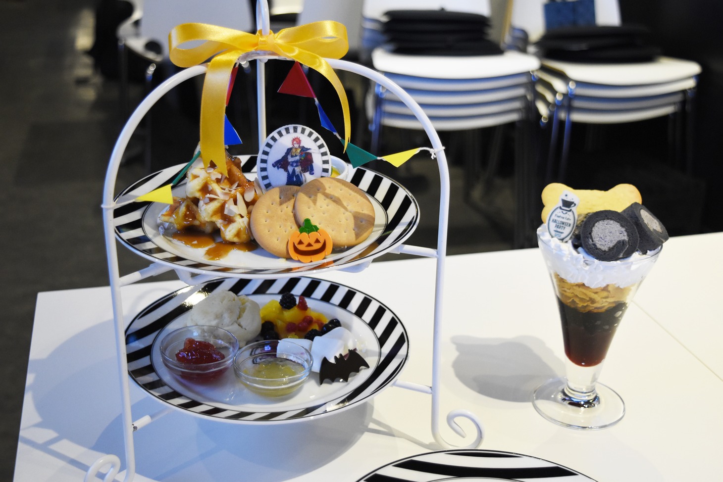 左から「ノアの方舟サーカス団ハロウィンスタンド」、「葬儀屋とセバスチャンのブラックパフェ」。