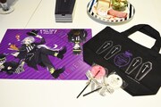 来場特典としてもらえる紙製のランチョンマット、ハロウィンキャンディ（どちらか1本）、オリジナルトートバッグ。
