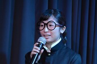 亀山タマ夫役のほのか。