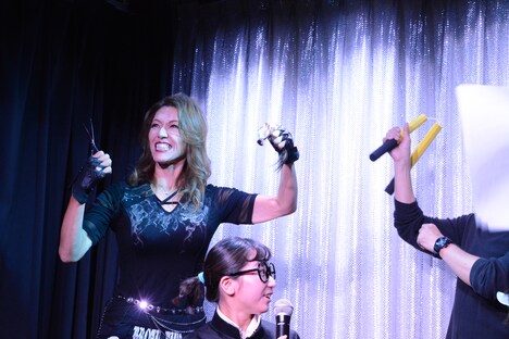 髪を切ったブル中野。