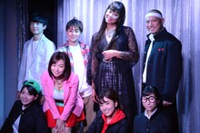 舞台「ミュージカル・まいっちんぐマチコ先生～画業45周年だよマンガ道～」のメインキャスト。下段左から網走金三役の尾川楓、麻衣マチコ役の和地つかさ、池上ケン太役の豊川久仁、亀山タマ夫役のほのか。上段左から謎の留学生役のテジュ、えびはら君役の荒木栄人、鼻咲小紅役の楽しんご、応援団員役の渋谷りゅうき。