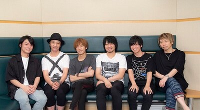 左からフーゴ役の榎木淳弥、ミスタ役の鳥海浩輔、ジョルノ役の小野賢章、ブチャラティ役の中村悠一、ナランチャ役の山下大輝、アバッキオ役の諏訪部順一。