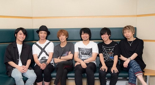 左からフーゴ役の榎木淳弥、ミスタ役の鳥海浩輔、ジョルノ役の小野賢章、ブチャラティ役の中村悠一、ナランチャ役の山下大輝、アバッキオ役の諏訪部順一。