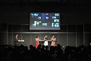 「ブギーポップは笑わない」ステージの様子。左から悠木碧、大西沙織、近藤玲奈。モニターには先行カットが映し出されている。