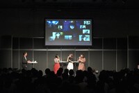 「ブギーポップは笑わない」ステージの様子。左から悠木碧、大西沙織、近藤玲奈。モニターには先行カットが映し出されている。