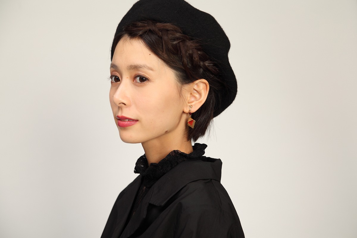 ゼロをモチーフにしたファッションアイテムの着用例。