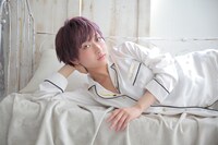 ルルーシュ・ヴィ・ブリタニアをモチーフにしたルームウェアの着用例。