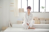 ルルーシュ・ヴィ・ブリタニアをモチーフにしたルームウェアの着用例。