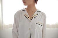 ルルーシュ・ヴィ・ブリタニアをモチーフにしたルームウェアの着用例。