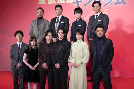 映画「キングダム」製作発表会見のフォトセッション。前列左から佐藤信介監督、橋本環奈、吉沢亮、山崎賢人、長澤まさみ、大沢たかお。後列左から満島真之介、高嶋政宏、本郷奏多、要潤。