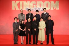 映画「キングダム」製作発表会見のフォトセッション。前列左から佐藤信介監督、橋本環奈、吉沢亮、山崎賢人、長澤まさみ、大沢たかお。後列左から満島真之介、高嶋政宏、本郷奏多、要潤。