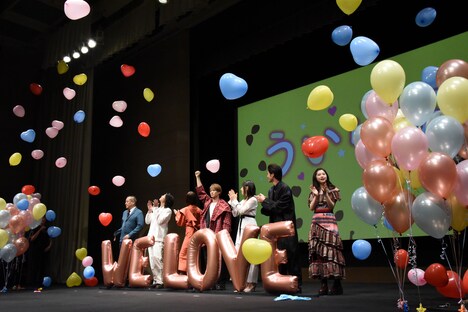 映画「ういらぶ。」完成披露試写会の様子。