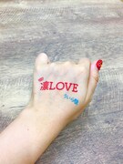 「ういらぶ。」の「フェイス＆ネイルステッカー」の使用イメージ。