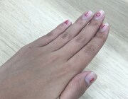 「ういらぶ。」の「フェイス＆ネイルステッカー」の使用イメージ。