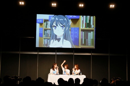 「青春ブタ野郎はバニーガール先輩の夢を見ない」ステージの様子。左から瀬戸麻沙美、内田真礼、久保ユリカ。