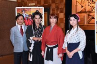 左から脚本・演出の小池修一郎、加納惣三郎役の松岡充、緋村剣心役の早霧せいな、神谷薫役の上白石萌歌。