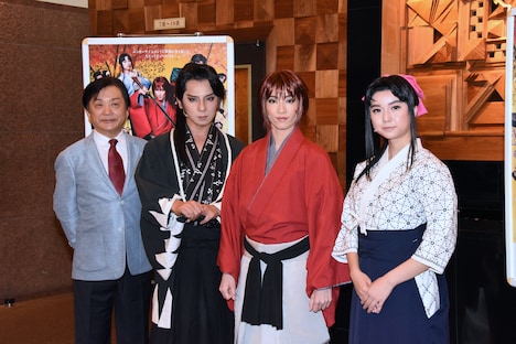 左から脚本・演出の小池修一郎、加納惣三郎役の松岡充、緋村剣心役の早霧せいな、神谷薫役の上白石萌歌。