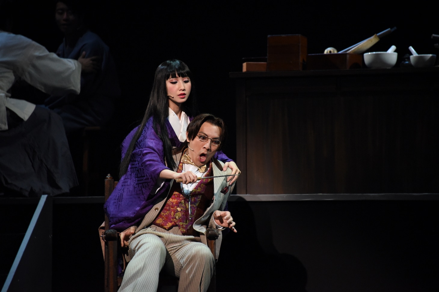 左から愛原実花演じる高荷恵、上山竜治演じる武田観柳。