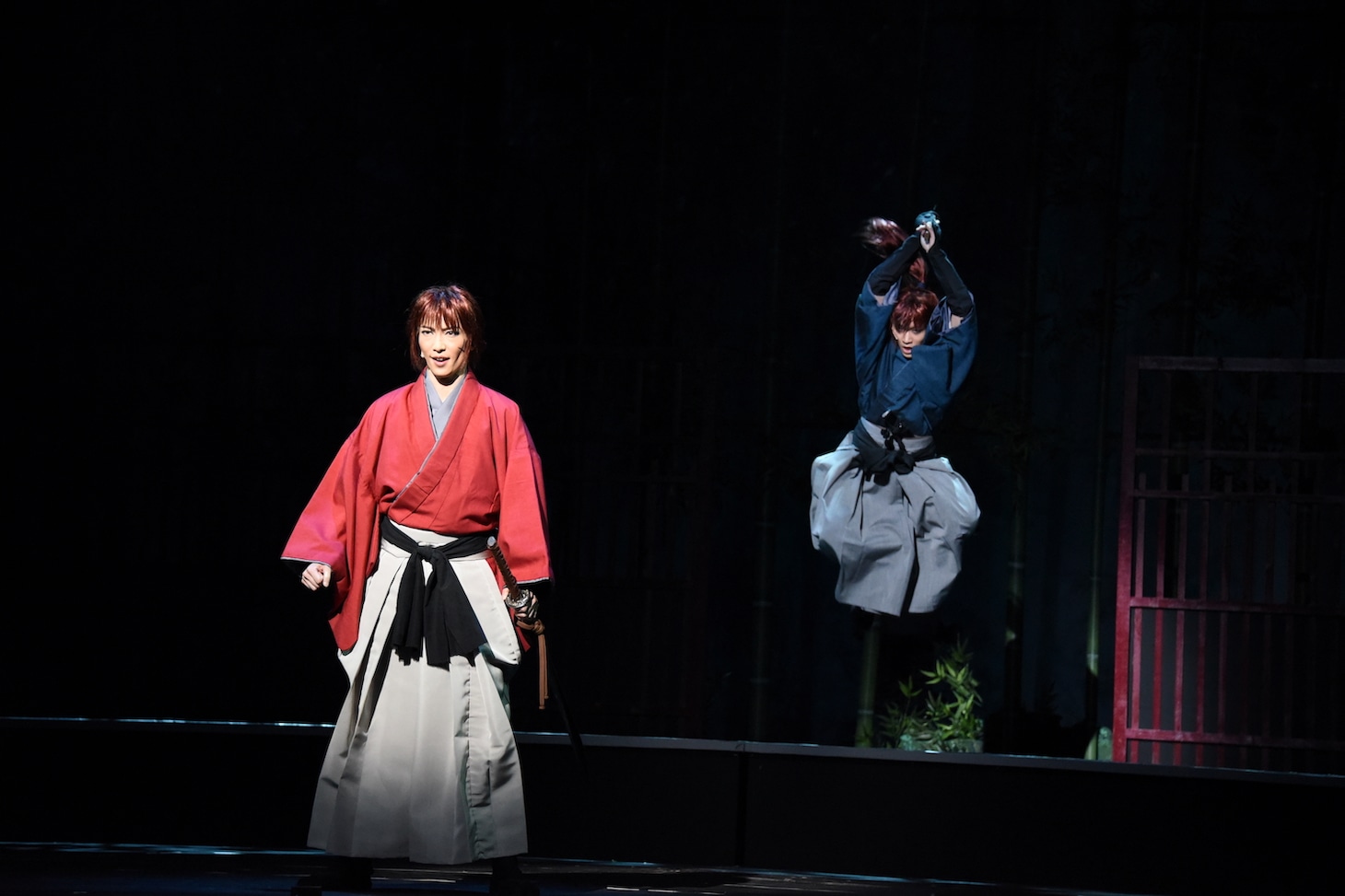 左から早霧せいな演じる緋村剣心、松岡広大演じる緋村抜刀斎（剣心の影）。