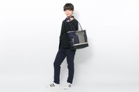 セイバーモデルのバッグの着用イメージ。