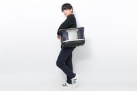 セイバーモデルのバッグの着用イメージ。