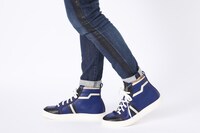 セイバーモデルのスニーカーの着用イメージ。