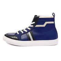 セイバーモデルのスニーカー。