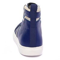 セイバーモデルのスニーカー。