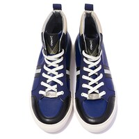 セイバーモデルのスニーカー。