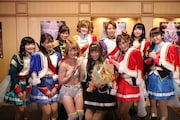 囲み取材に出席したキャストたち。
