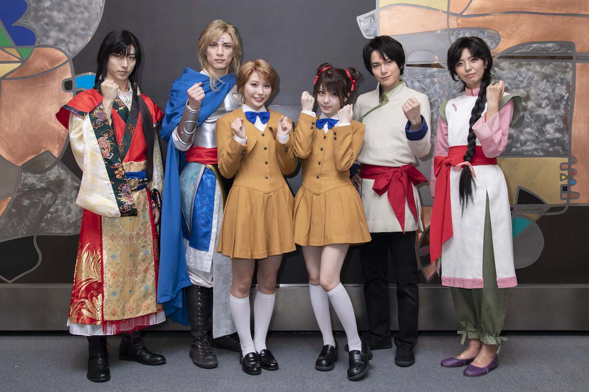 ミュージカル「ふしぎ遊戯-蒼ノ章-」囲み取材の様子。左から星宿役の谷佳樹、心宿役の輝馬、本郷唯役の宮崎理奈、夕城美朱役の田中れいな、鬼宿役の平野良、柳宿役の宮地真緒。