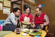 「新春ドラマスペシャル『釣りバカ日誌 新米社員 浜崎伝助 瀬戸内海で大漁！結婚式大パニック編』」より。左から濱田岳演じる浜崎伝助、広瀬アリス演じるみち子、西田敏行演じる鈴木一之助。