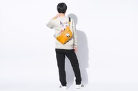 「フリクリ プログレ」コラボバッグ、腕時計の着用イメージ。