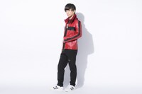 「フリクリ プログレ」コラボブルゾンの着用イメージ。