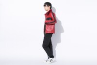 「フリクリ プログレ」コラボブルゾンの着用イメージ。