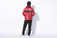 「フリクリ プログレ」コラボブルゾンの着用イメージ。