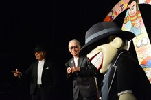 喪黒福造と握手を交わした藤子不二雄(A)。