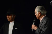 自身のフィギュアを眺める藤子不二雄(A)。