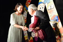 宮沢りえに花束を贈呈される藤子不二雄(A)。