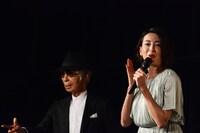 藤子不二雄(A)のフィギュアを見て、シワの加減が似ていると話す宮沢りえ。