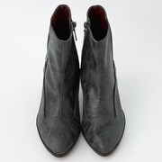 赤井秀一モデルのシューズ。