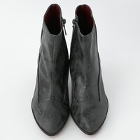 赤井秀一モデルのシューズ。