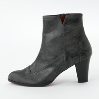 赤井秀一モデルのシューズ。