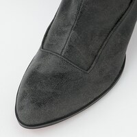 赤井秀一モデルのシューズ。