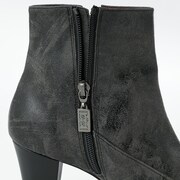 赤井秀一モデルのシューズ。