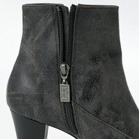 赤井秀一モデルのシューズ。